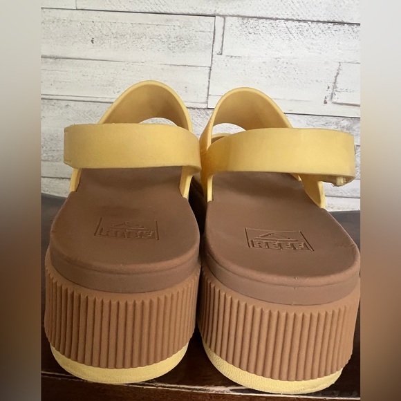 Reef Water Vista Platform Slingback Sandal in Yellow.  Size 10 - Picture 5 of 9